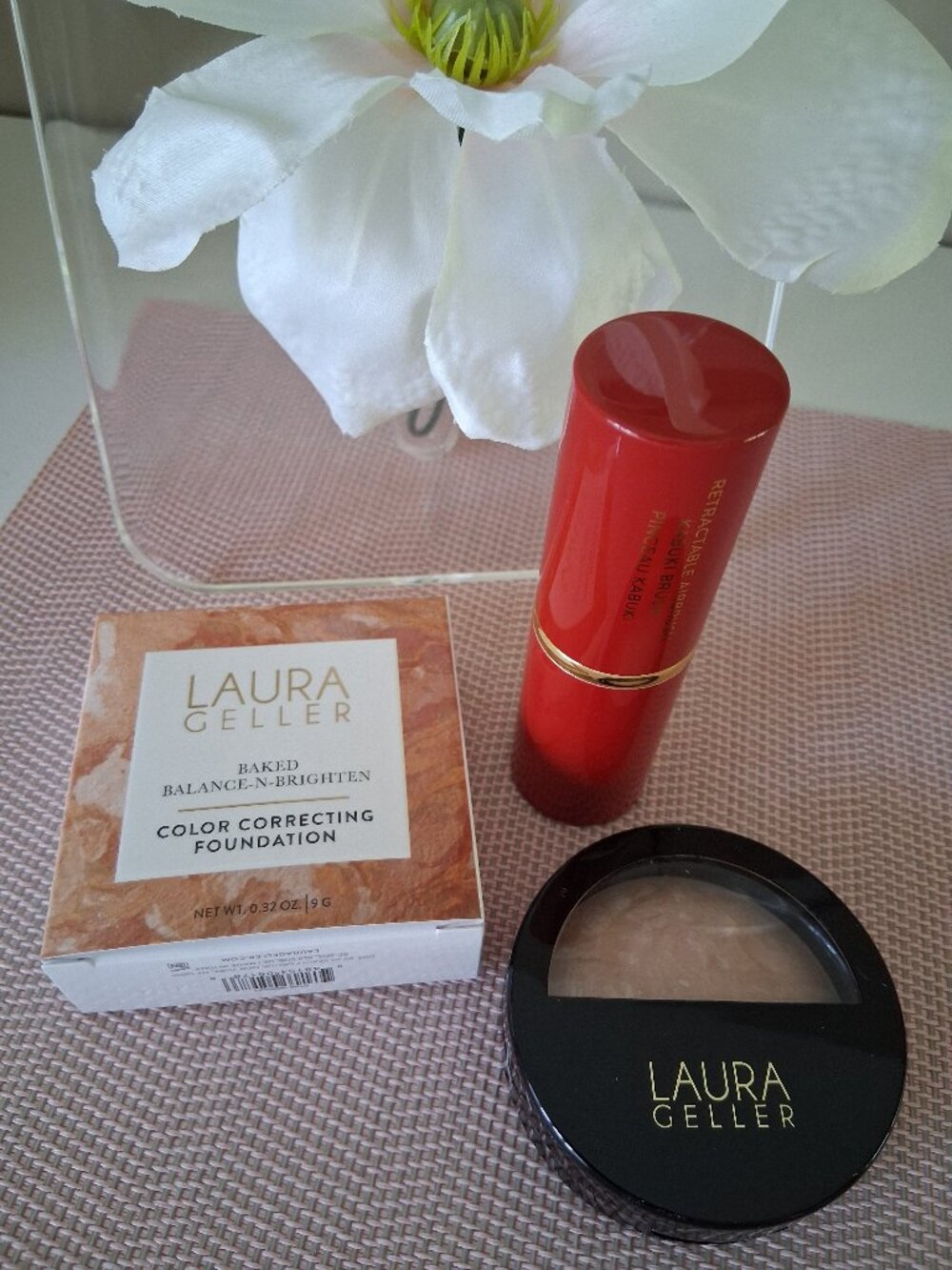 Laura Geller Color Correcting Foundation LIGHT & Kabuki Brush